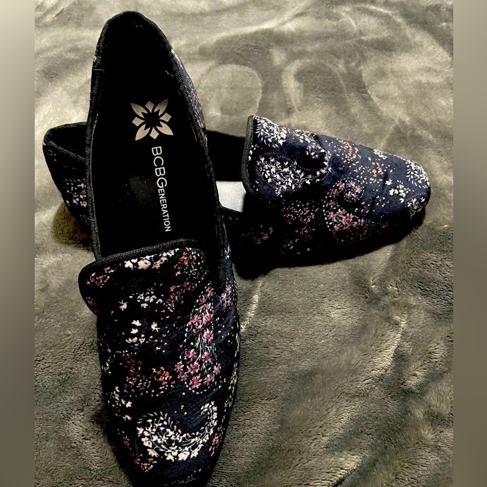 BCBGeneration Justine Black & Pink Velour Paisley Print Loafer Flats in Size 8